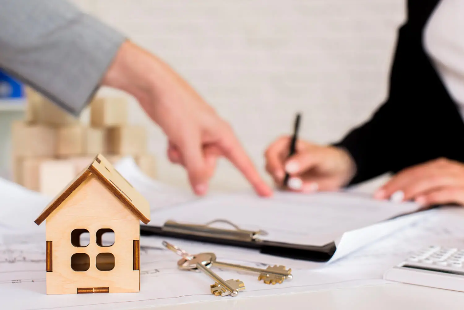 Assessoria em compra e venda de imóveis, regularização, usucapião e conflitos possessórios. Direito Imobiliário em Brasília/DF.